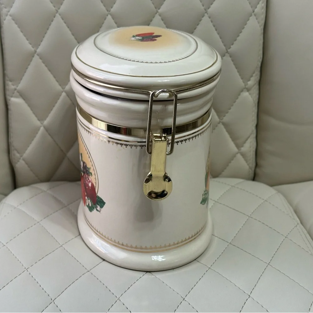 KNOTTS BERRY FARMS Vintage berry canister